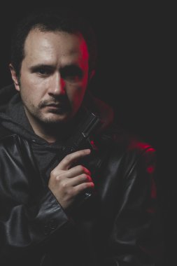 Adam intihar etmek niyetiyle