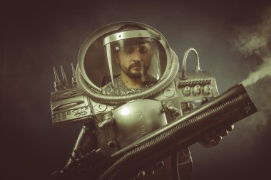 Plazma topu ile uzay adamı