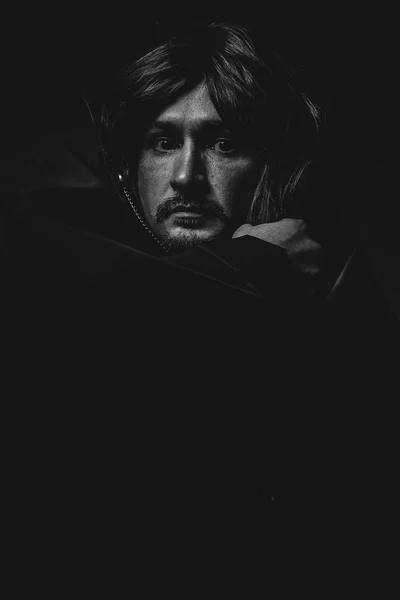 Wampir człowieka w długi czarny płaszcz — Zdjęcie stockowe
