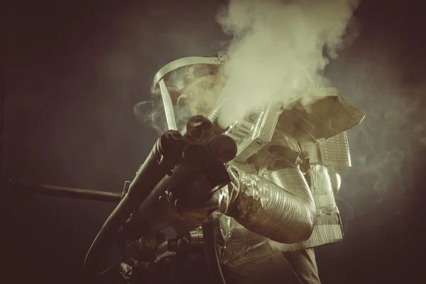 Космонавт с плазменным пистолетом — стоковое фото