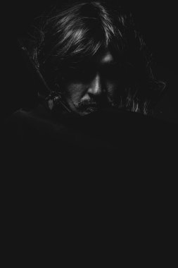 büyük siyah pelerin erkekte vampir