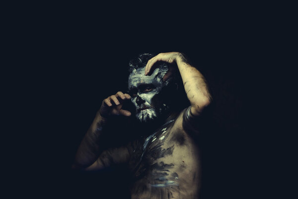 Человек с белым окрашенным лицом
