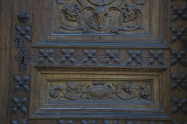 eski ahşap kapı oymaları ile
