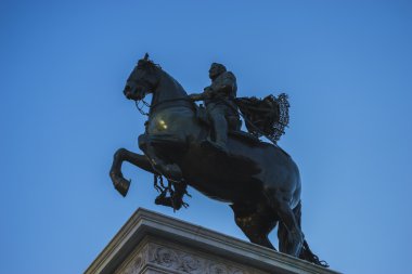 Kral heykeli at sırtında