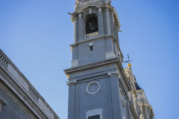 Glockenturm, Almudena-Kathedrale, gelegen im Bereich der Habsb — Stockfoto