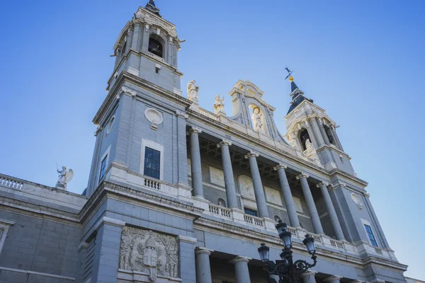 Catedral de Almudena, localizada na área dos Habsburgos, classi — Fotografia de Stock