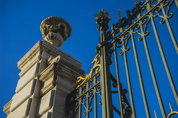Iron fence at Royal Palace of Madrid — Stock Photo, Image