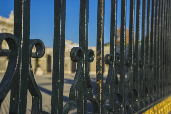 Ijzeren hek, Koninklijk Paleis van Madrid, gelegen op het gebied van de H — Stockfoto