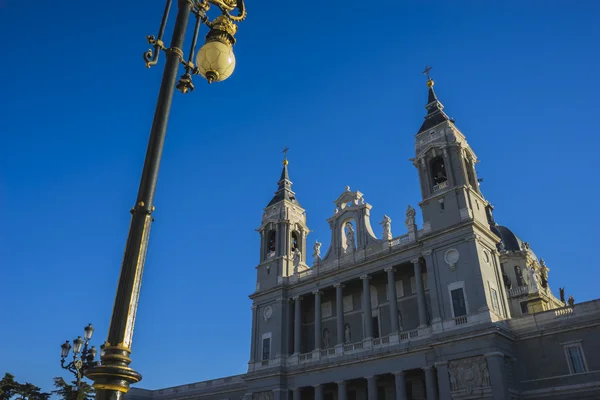 Catedral de Almudena, localizada na área dos Habsburgos, classi — Fotografia de Stock