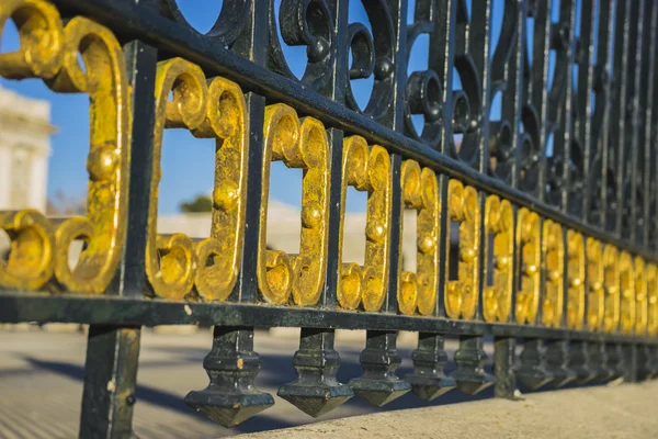 Железный забор в Королевском дворце Мадрида — стоковое фото