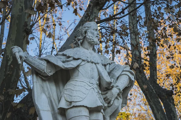 Calle en Madrid con estatua — Foto de Stock