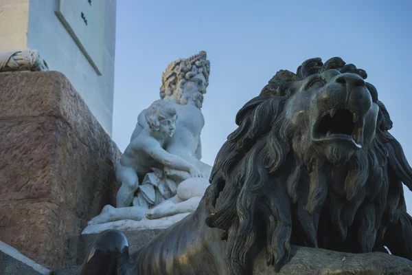Скульптура бронзового льва — стоковое фото