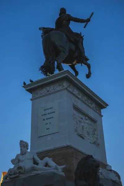 Sculptuur van koning te paard — Stockfoto