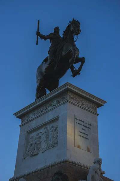 Kral heykeli at sırtında — Stok fotoğraf