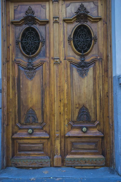Demir göğüsleri olan eski ahşap kapı — Stok fotoğraf