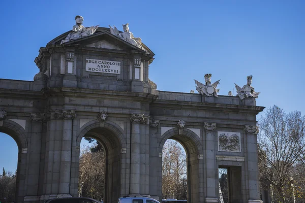 Turistik, efsanevi alcala kapı İspanya, Madrid başkenti — Stok fotoğraf