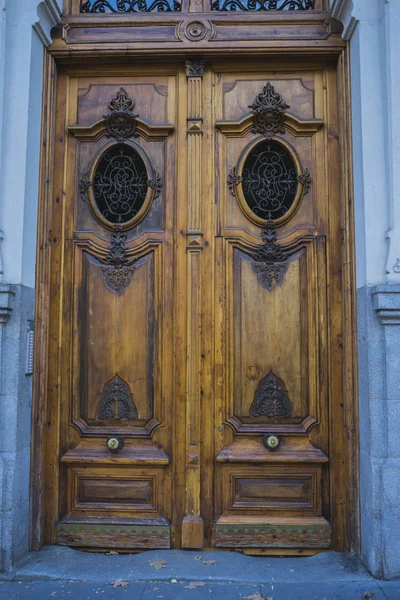 Demir göğüsleri olan eski ahşap kapı — Stok fotoğraf