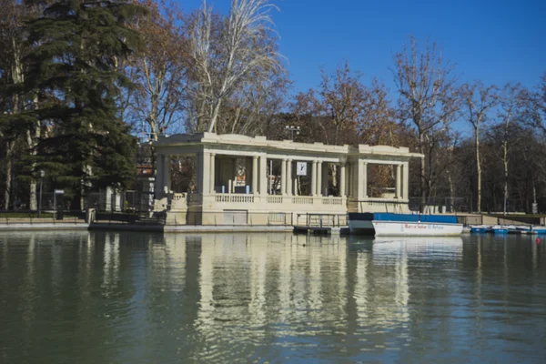 Lago nel parco del Retiro — Foto Stock