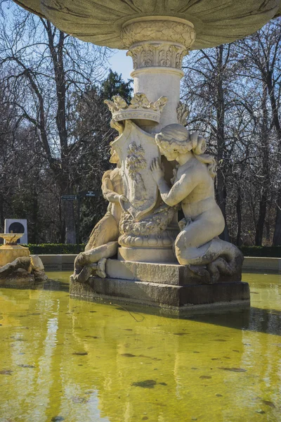 Fontana classica nel parco del Retiro — Foto Stock