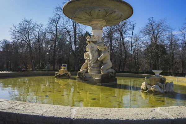 Klassiska fontän i Retiro park — Stockfoto