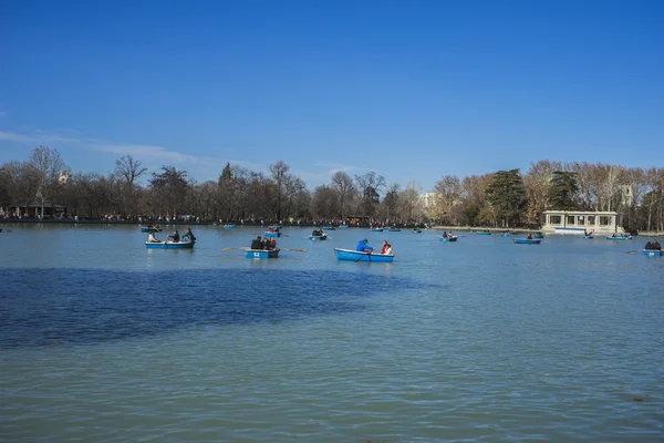 Turisti sul lago nel parco del Retiro — Foto Stock