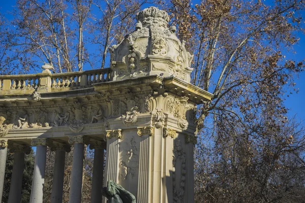 Monument dans le parc du Retiro, Madrid — Photo