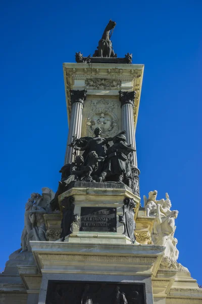 Bronz szobrok a emlékmű a király Alfonso XII. — Stock Fotó