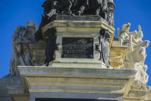 Kral Alfonso XII anıt bronz heykeller — Stok fotoğraf