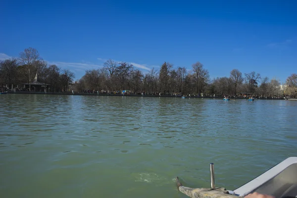 観光、レティーロ公園、マドリードのスペインの湖 — ストック写真