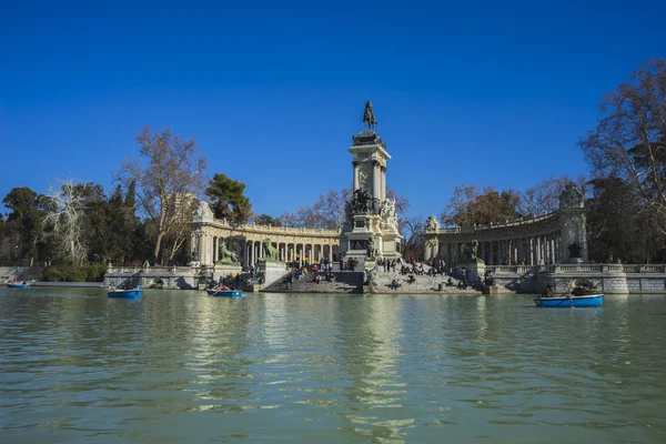 Touristes sur le lac dans le parc Retiro — Photo