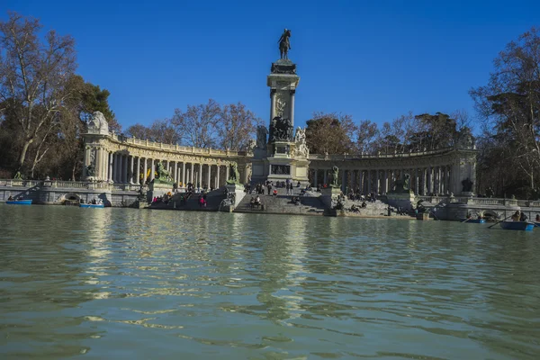 Turister på sjön i parken Retiro — Stockfoto