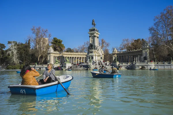 Touristes sur le lac dans le parc Retiro — Photo