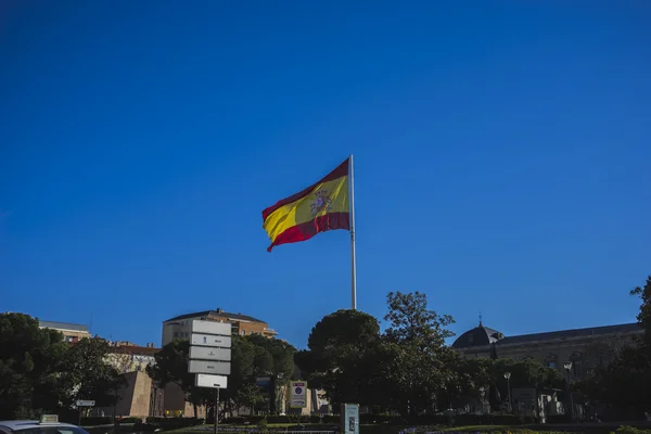 西班牙国旗，广场结肠纪念碑 — 图库照片