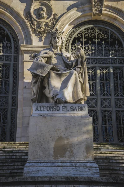 西班牙马德里国家图书馆阿方索·萨比奥雕塑。a — 图库照片