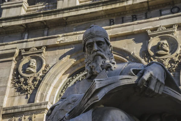 Скульптура писателя, Национальная библиотека Мадрида, Испания. архитектура — стоковое фото
