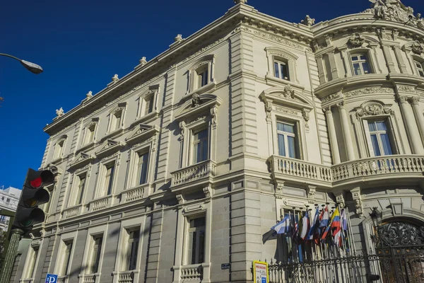Fachada linares del palacio en la capital de España, Madrid —  Fotos de Stock