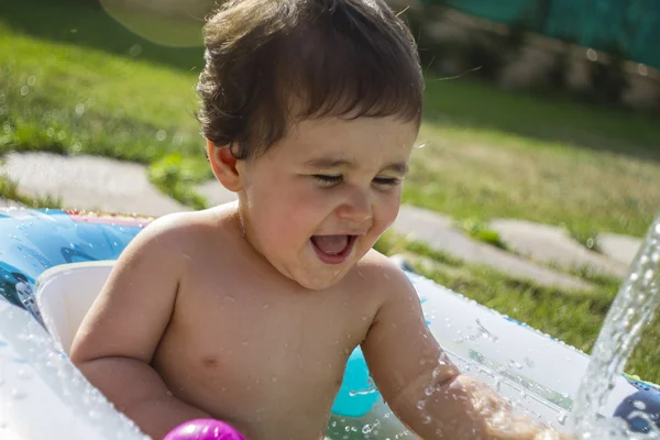 少年は水で遊ぶ — ストック写真