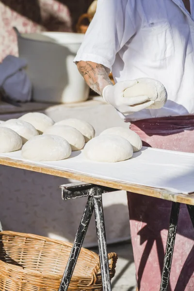 Padeiro fazendo pão artesanal — Fotografia de Stock