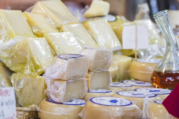 Lote de queso en una feria medieval — Foto de Stock