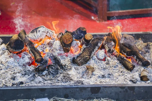 Grill med öppen eld i mässan — Stockfoto