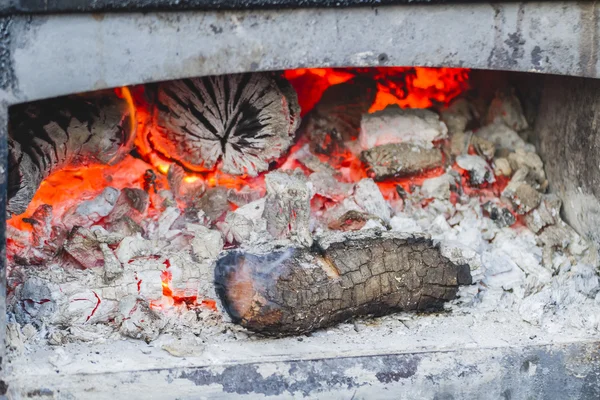 Grill med öppen eld i mässan — Stockfoto
