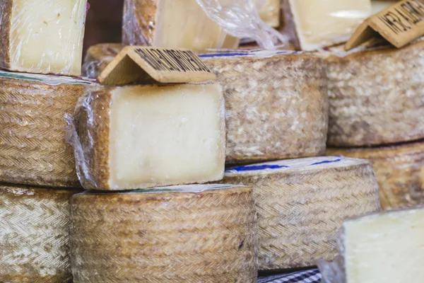 Lote de queso en una feria medieval — Foto de Stock