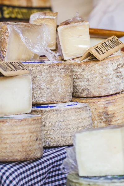 Lote de queso en una feria medieval — Foto de Stock