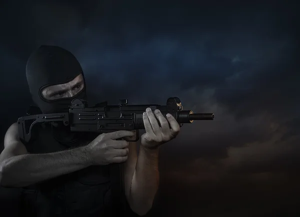 Балаклава и террорист с пулеметом на Облачном фоне — стоковое фото