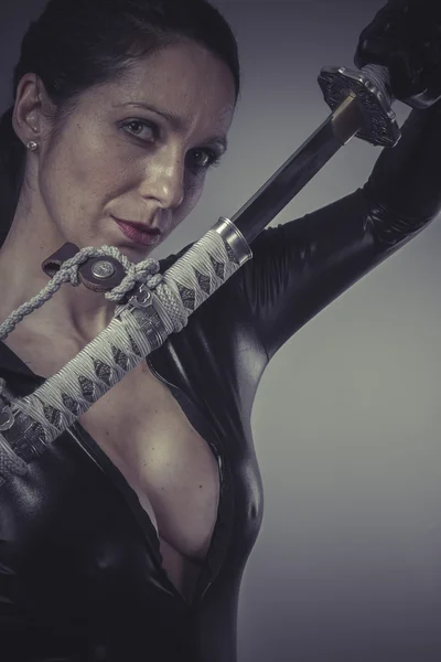 Kvinna anläggning svärd — Stockfoto