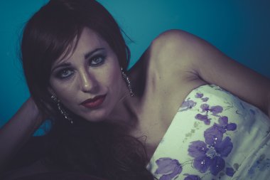 güzel bir kadın kılığında 