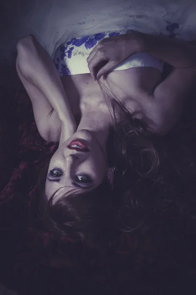 Рыжая женщина лежит — стоковое фото