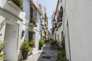 Endülüs sokakları ve çiçekli balkon