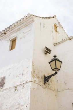 Mimari ve beyaz binalar sokaklarında