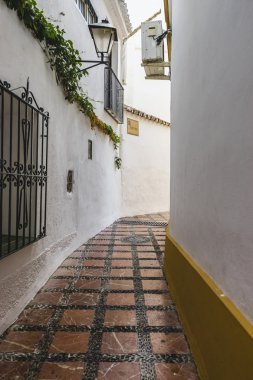 Mimari ve beyaz binalar sokaklarında